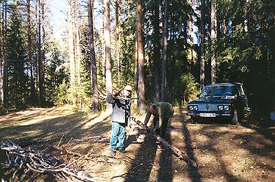 Юный ленинец с бревном