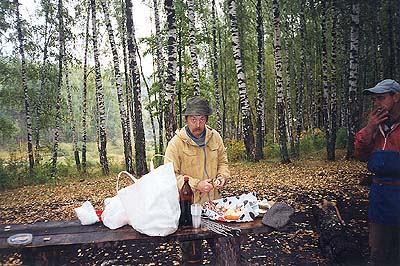 Павлов готовит супчик. Олег помогает